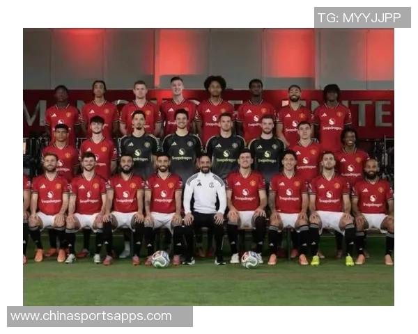 曼联官方社交媒体发布2025-26赛季全家福照男足女足同框合影 曼联官方社交媒体发布2025-26赛季全家福照男足女足同框合影