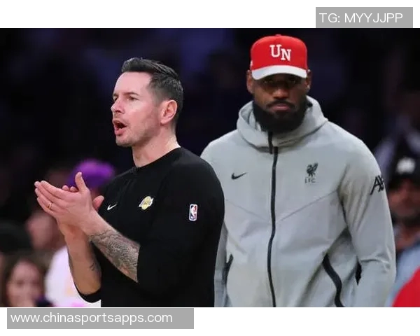 詹姆斯最后一攻前询问雷迪克暂停建议雷迪克果断选择直接进攻策略