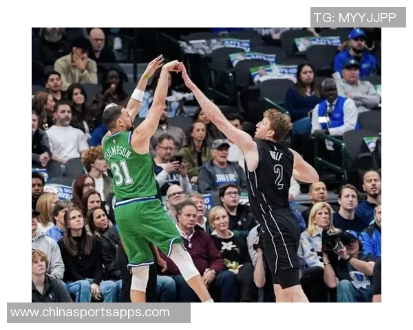 克莱上半场表现出色三分命中率高助球队稳住局势 克莱上半场表现出色三分命中率高助球队稳住局势